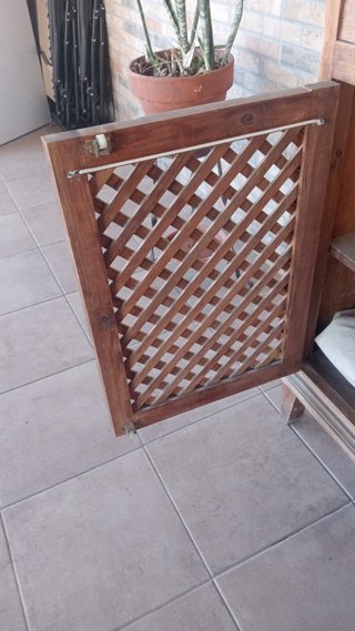 Mueble de madera con cajones y puertas