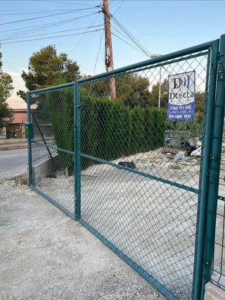 Puerta valla metálica verde doble hoja