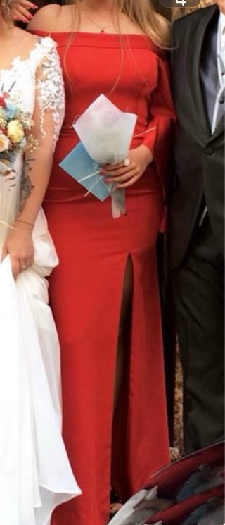 Vestido rojo elegante con mangas acampanadas