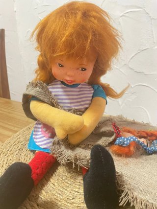 Muñeca Pipicalzaslargas con su bolso.