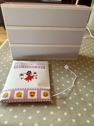 Caja de luz LED rosa con letras y emojis