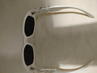 Gafas de Sol Blancas Vintage con Detalles Dorados