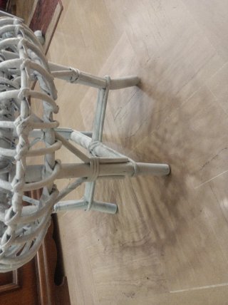 Sgabello in rattan bianco