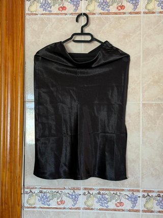 Falda negra satinada