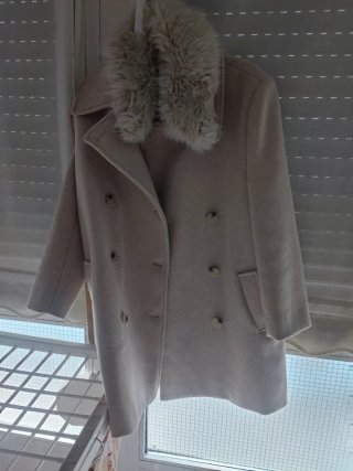 Abrigo,debajo rodilla xs beige,con cuello piel,se