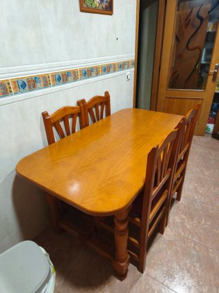 Mesa y 4 Sillas de Madera