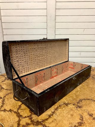 Baúl o caja estilo oriental negro y multicolor