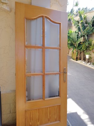 Puerta de madera con cristalera