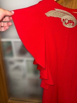 Vestido rojo con detalles dorados