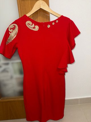 Vestido rojo con detalles dorados