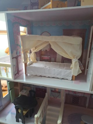 Casa de muñecas con muebles