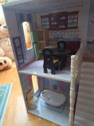 Casa de muñecas con muebles