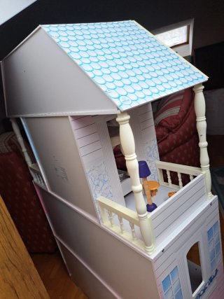 Casa de muñecas con muebles