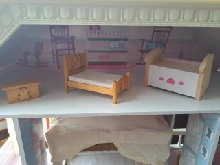 Casa de muñecas con muebles
