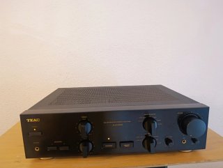 Amplificador TEAC AX-1000.