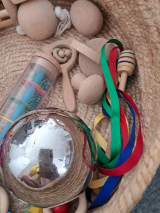 Cesta Montessori con Juguetes de Madera