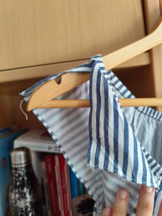 Camiseta de rayas azul y blanca