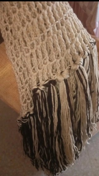 Chal crochet beige y marrón con flecos