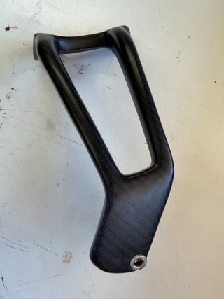 Soporte carbono escape KTM Super Duke 1290 R