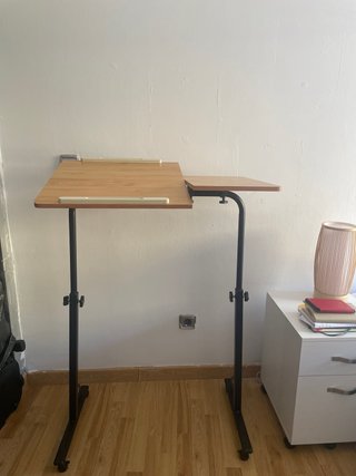Mesa auxiliar con ruedas y altura ajustable