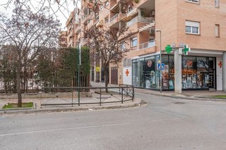 Local comercial en venta en Cervantes en Granada