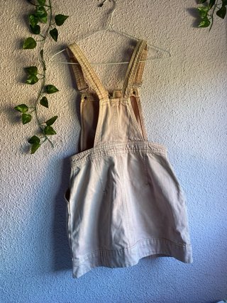 Peto vaquero con falda rosa palo