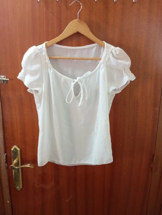 Blusa blanca con escote de lazo