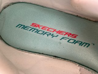 Zapatillas Skechers Mujer Blancas y Plateadas