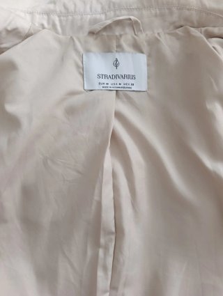 Gabardina beige con capucha Stradivarius Talla M