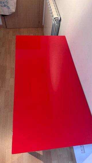 Mesa de escritorio roja y plateada