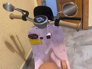 Moto eléctrica infantil tipo scooter