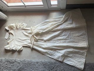 Vestido Zara blanco con volantes