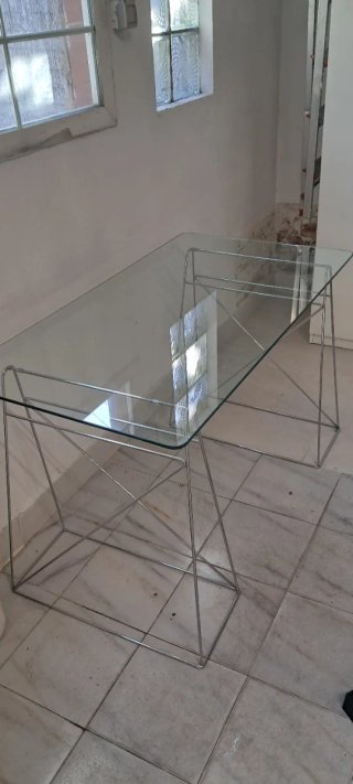 Escritorio (130x70 cm) y silla oficina.
