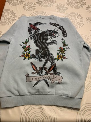 Sudadera Bershka azul con estampado
