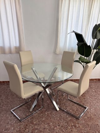 Mesa redonda + 4 sillas beige LIQUIDAMOS