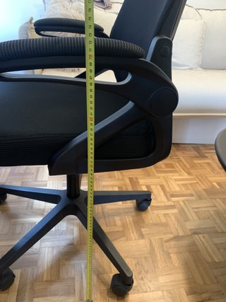 Silla de oficina ergonómica y escritorio