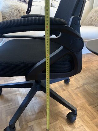 Silla de oficina ergonómica y escritorio