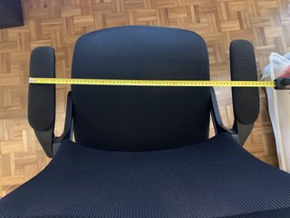 Silla de oficina ergonómica y escritorio
