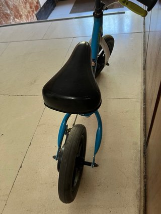 Bicicleta infantil azul sin pedales