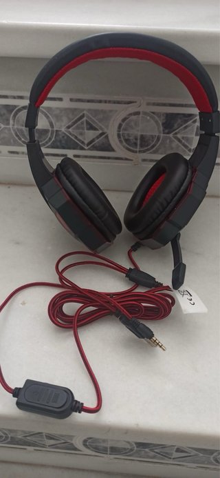 Cascos Axe negros y rojos