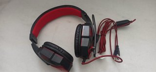 Cascos Axe negros y rojos