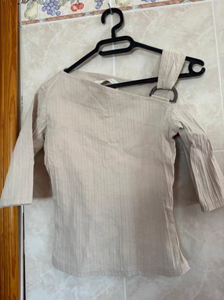 Top beige asimétrico con anilla