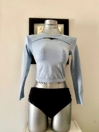 Crop top azzurro con cut-out