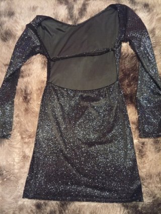 Vestido de manga larga con un acabado brillante .