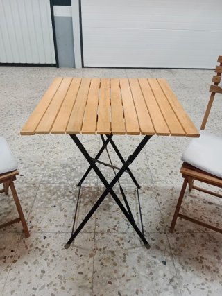 Conjunto de mesa,  2 sillas plegables y cojines.