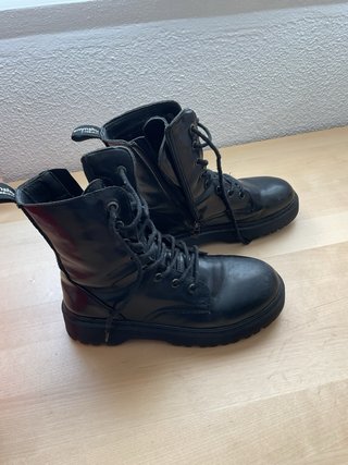 Botas negras con cordones