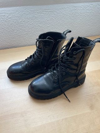 Botas negras con cordones