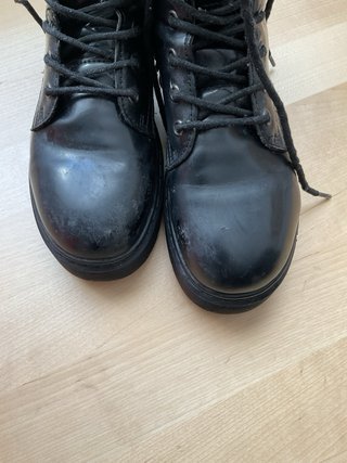 Botas negras con cordones