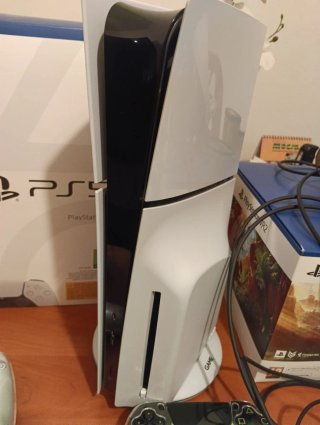 PS5 Slim 1TB con 2 mandos y protectores.