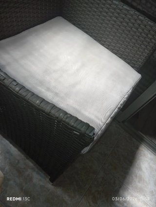 Sofá y mesa de terraza con cristal